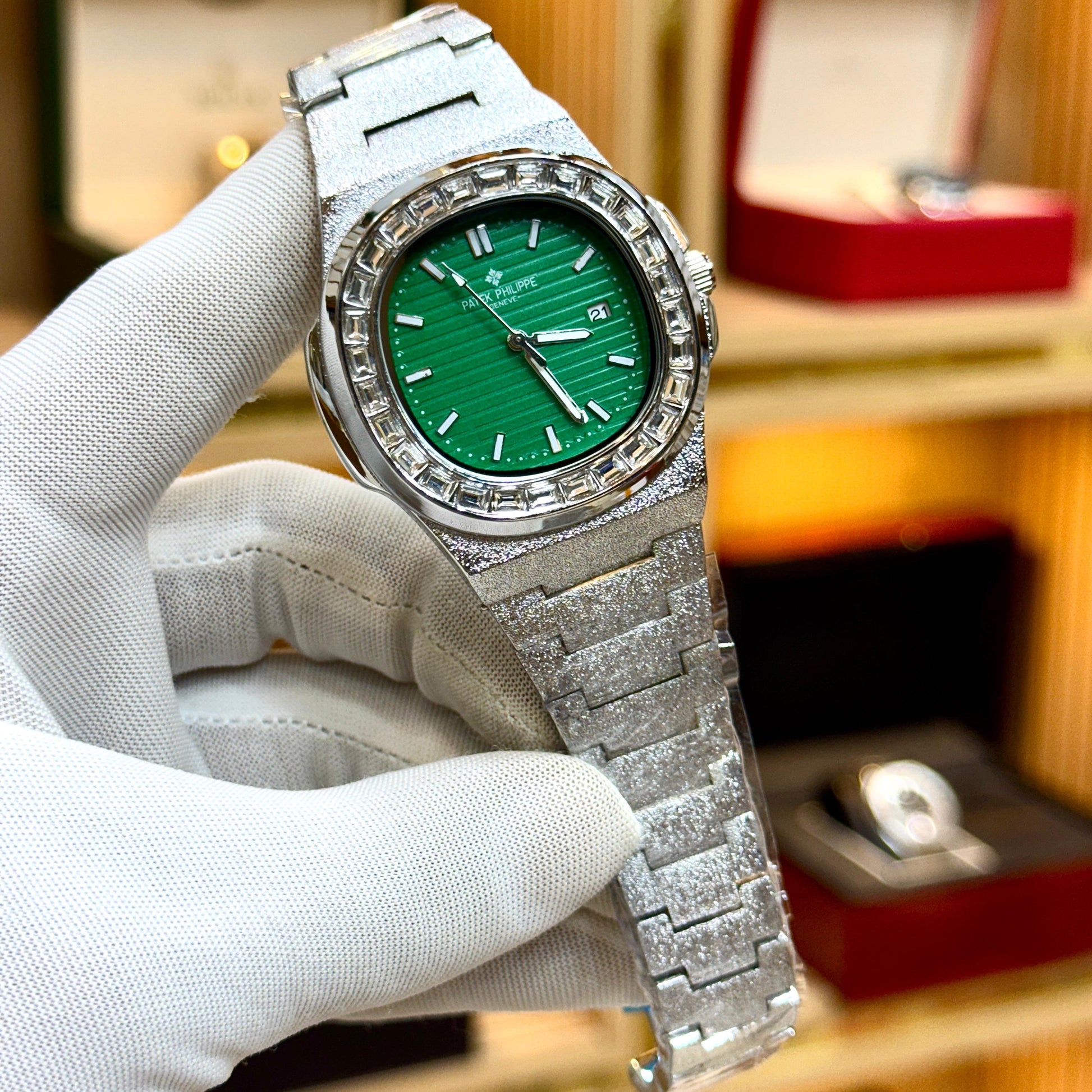 PATEK PHILLIPE New style bracelet with butterfly lock Quartz movement 
Date working - Jewelsoftime