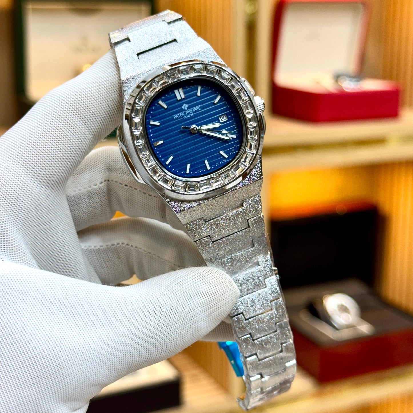 PATEK PHILLIPE New style bracelet with butterfly lock Quartz movement 
Date working - Jewelsoftime